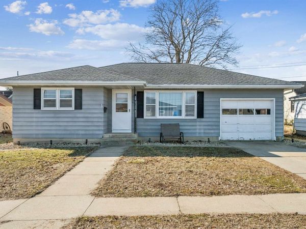 613 1st Ave E., Dyersville, IA 52040