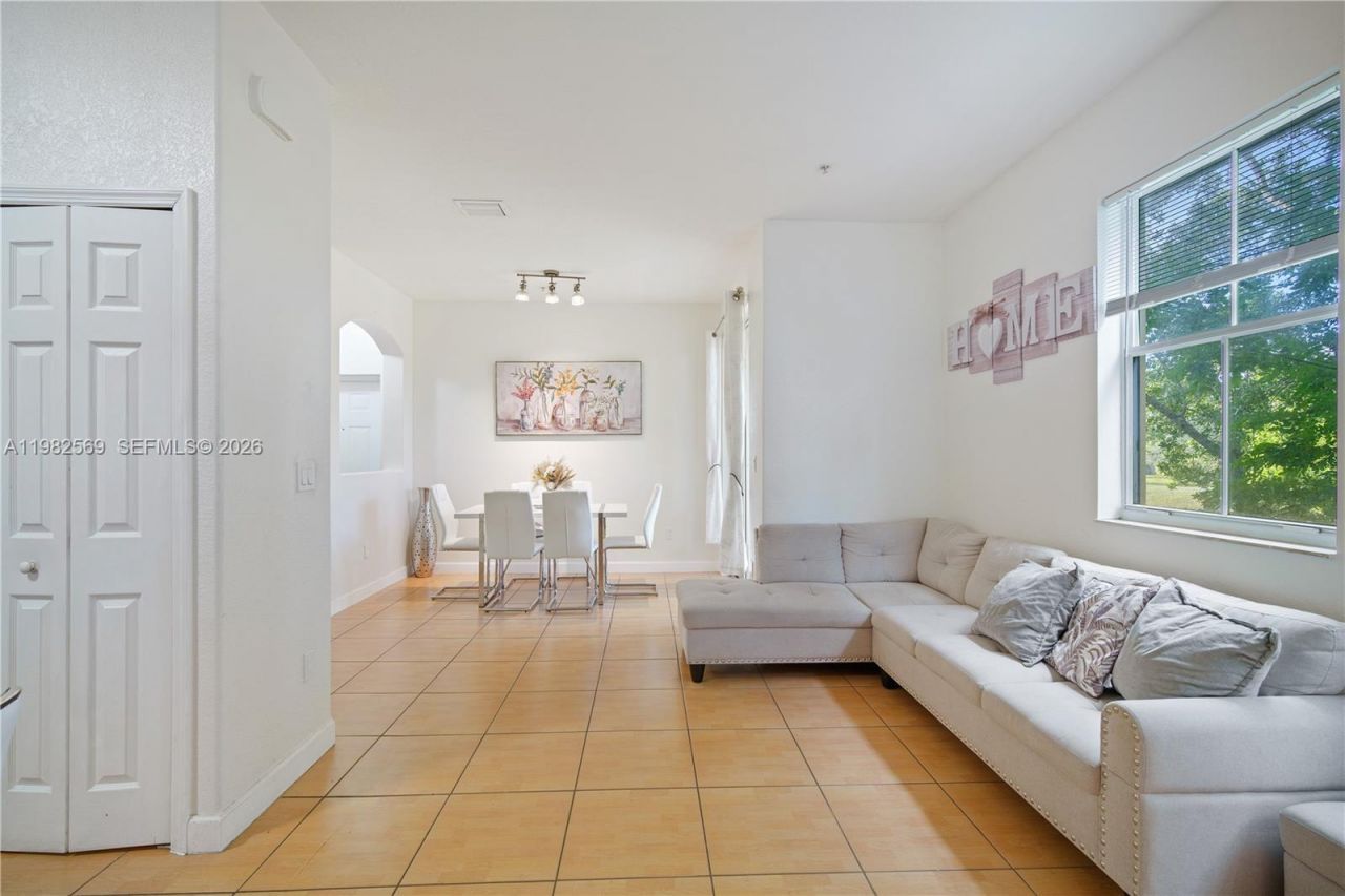 10242 NW 7th St, Unit 209, Miami, FL 33172 Photo