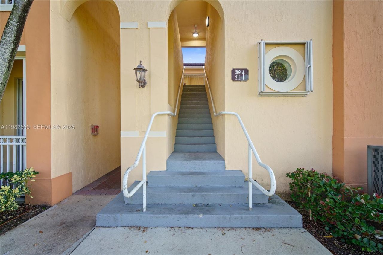10242 NW 7th St, Unit 209, Miami, FL 33172 Photo