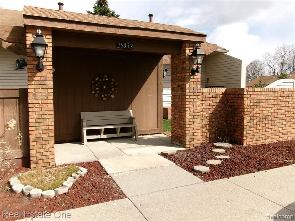 25832 Lexington, South Lyon, MI 48178 Main Photo