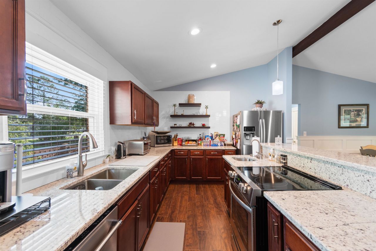 505 Country Club Dr. Photo 10