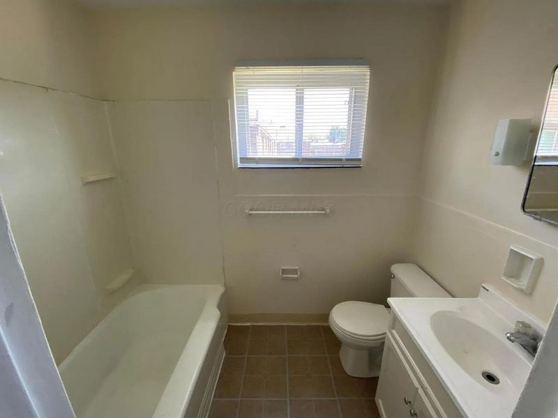 73 N Hampton Road, Unit B, Columbus, OH 43213 Photo 9