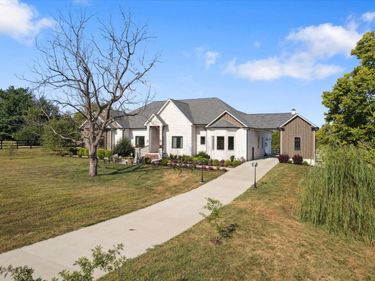100 Stirling Lane, Versailles, KY 40383