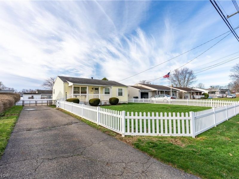 3233 Russ Ranch Street NW, Massillon, OH 44646 Photo 2