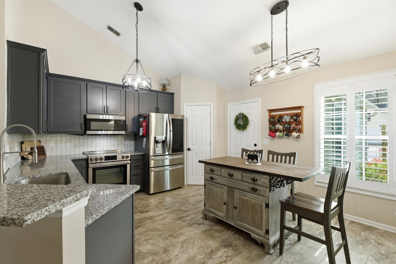 212 Ashford Circle Photo 8