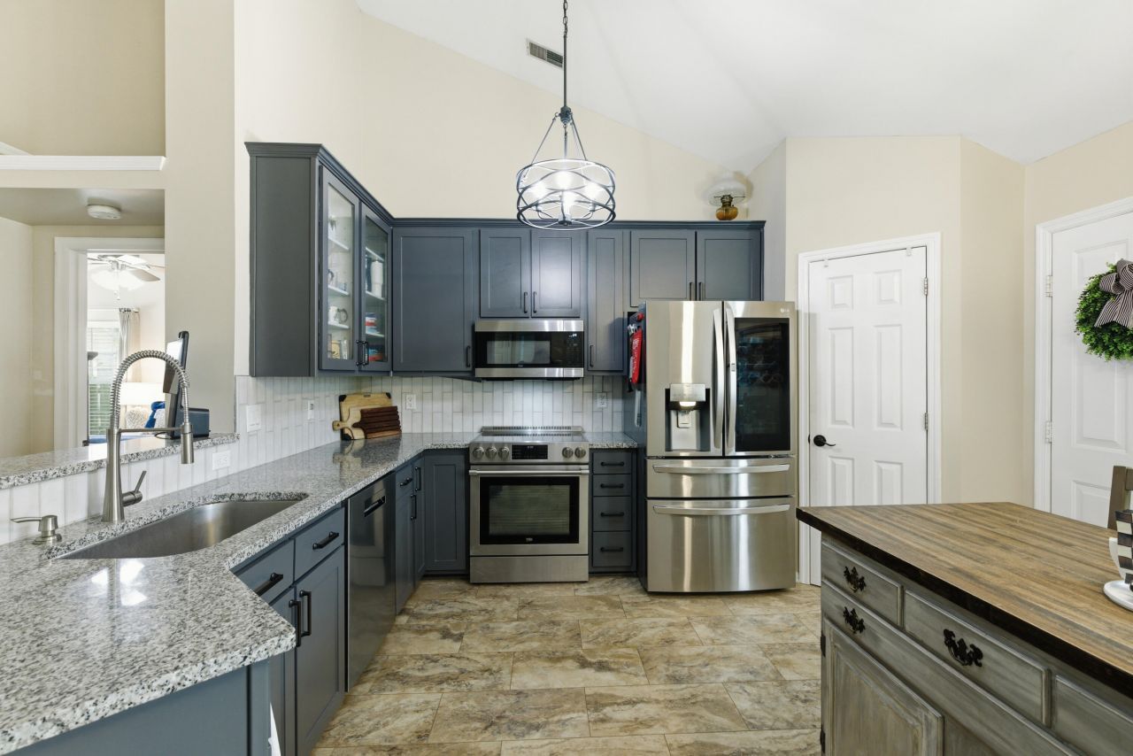 212 Ashford Circle Photo 9