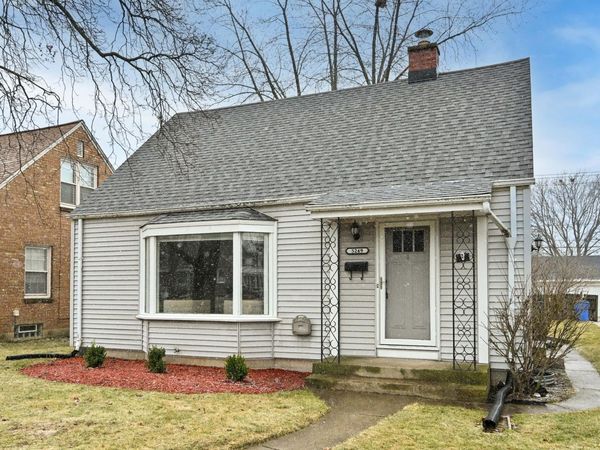 5249 N Bay Ridge Ave, Whitefish Bay, WI 53217