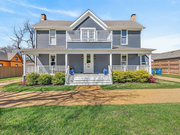 608 S Dooley Street , Grapevine, TX 76051