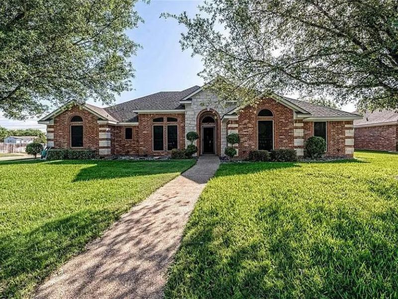 1100 Heatherwood Drive, Hewitt, TX 76643 Main Photo