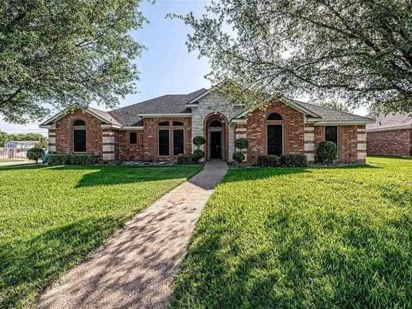 1100 Heatherwood Drive, Hewitt, TX 76643