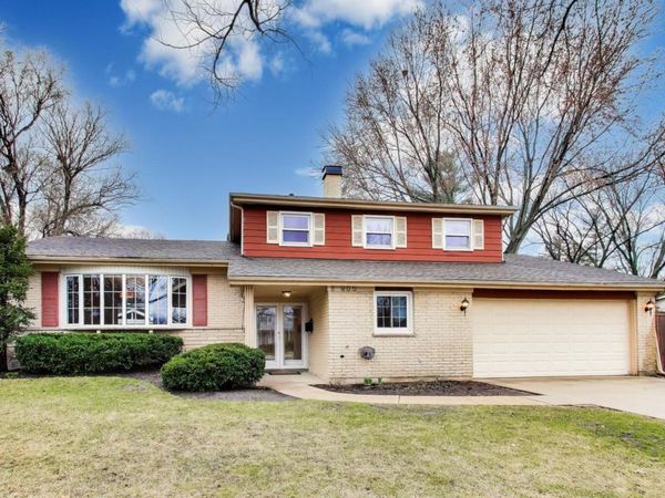 905 Crestfield Avenue , Libertyville, IL 60048