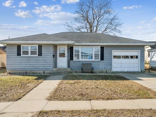 613 1st Ave E. , Dyersville, IA 52040