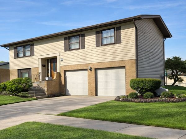 807 W Manor Court W, Glenwood, IL 60425