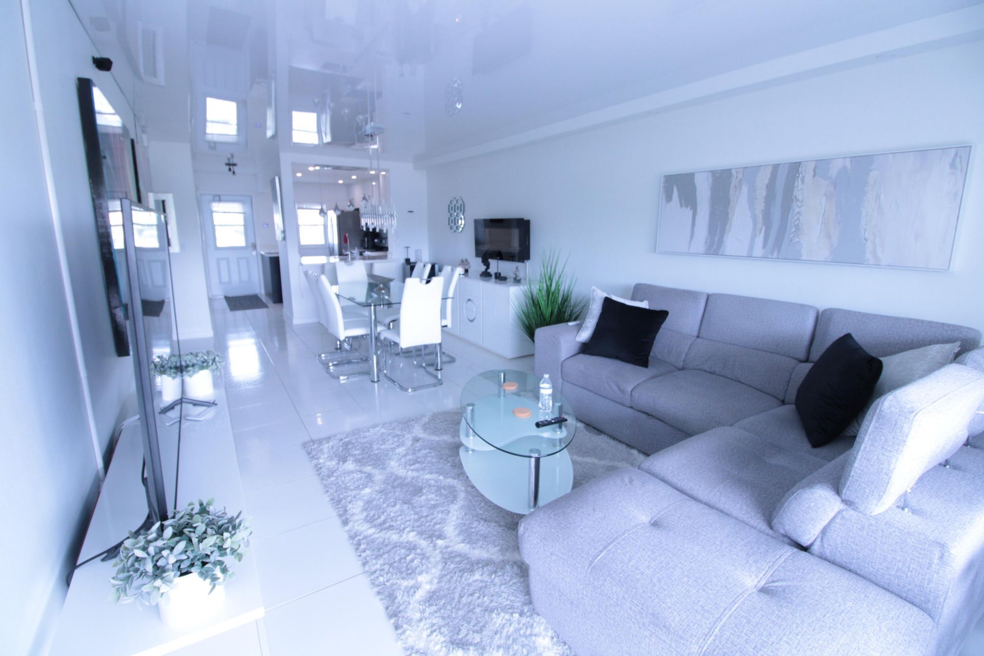 470 Paradise Isle Boulevard, Unit 302, Hallandale Beach, FL 33009 Photo