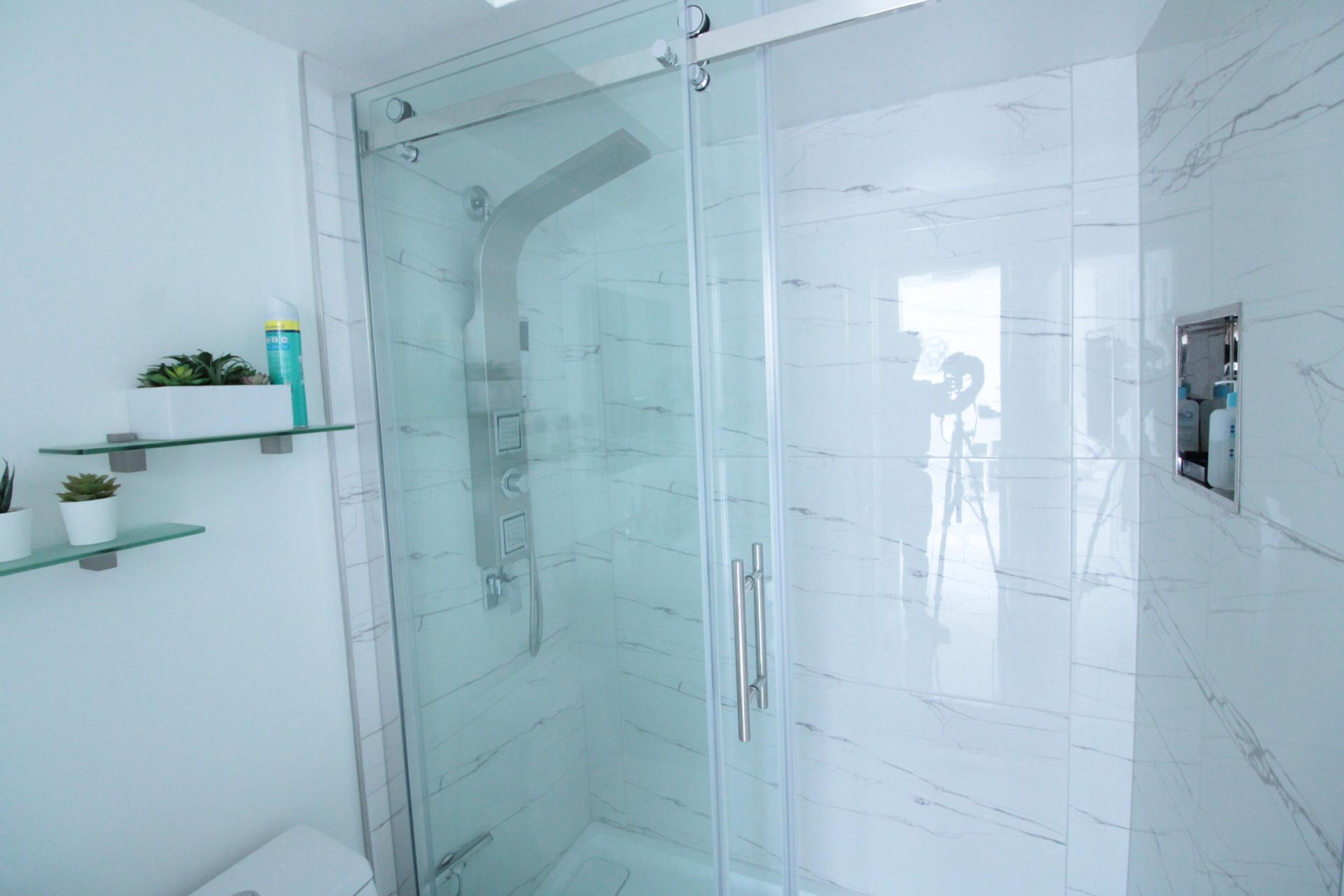 470 Paradise Isle Boulevard, Unit 302, Hallandale Beach, FL 33009 Photo