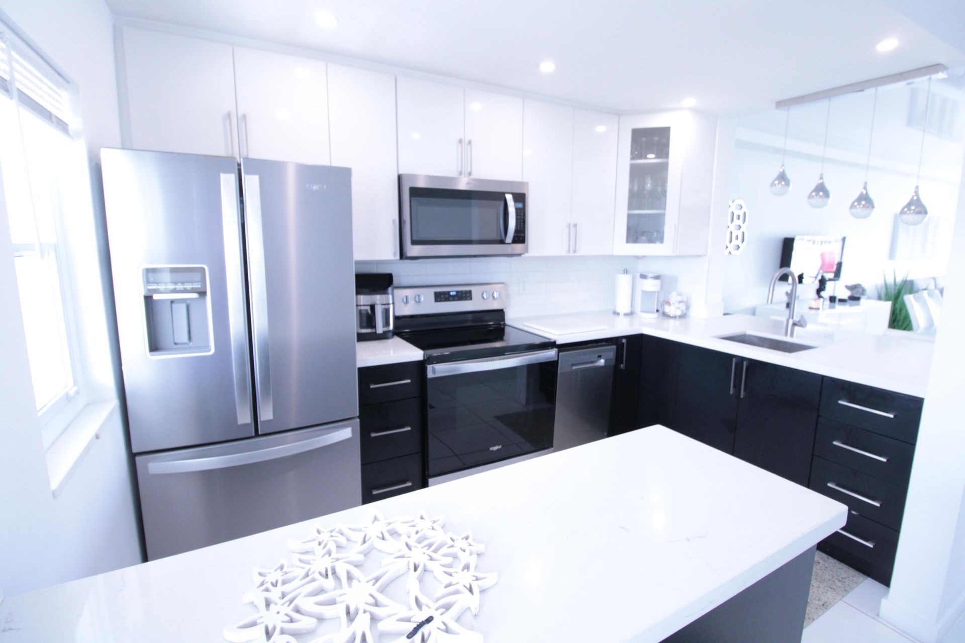 470 Paradise Isle Boulevard, Unit 302, Hallandale Beach, FL 33009 Photo