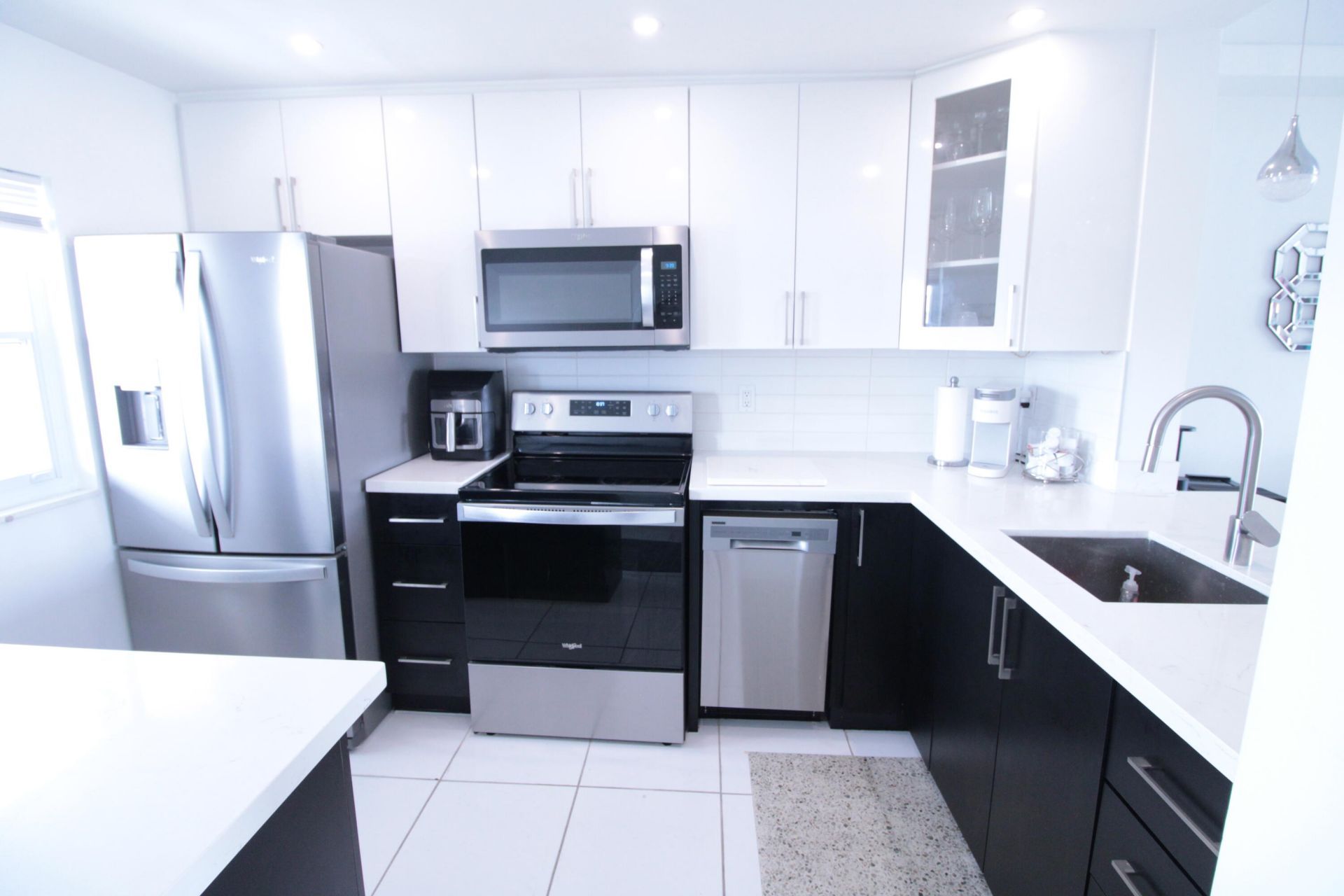 470 Paradise Isle Boulevard, Unit 302, Hallandale Beach, FL 33009 Photo