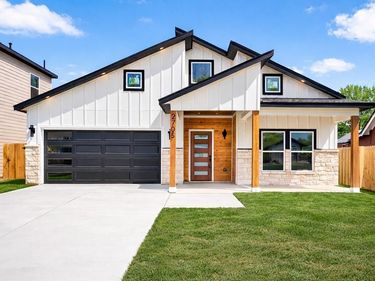 2705 S Jones Street, Fort Worth, TX 76104