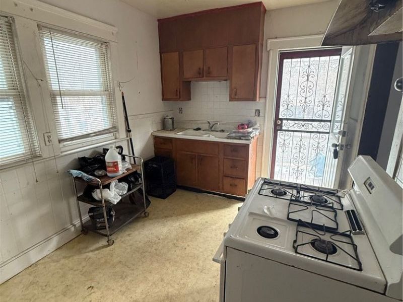 677 Eddy Road, Cleveland, OH 44108 Photo 9