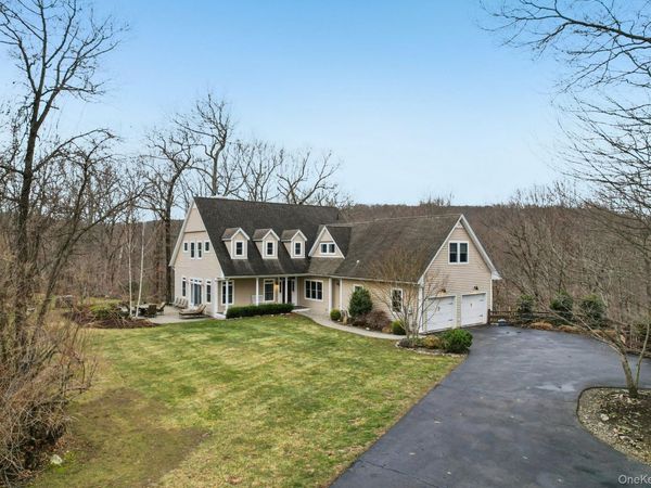 25 Navajo Trail, Sloatsburg, NY 10974