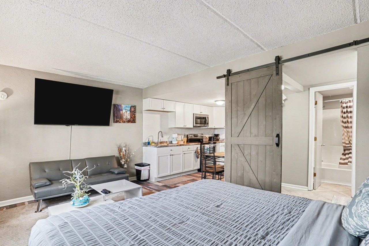 6850 Blue Heron Blvd.  Photo 10