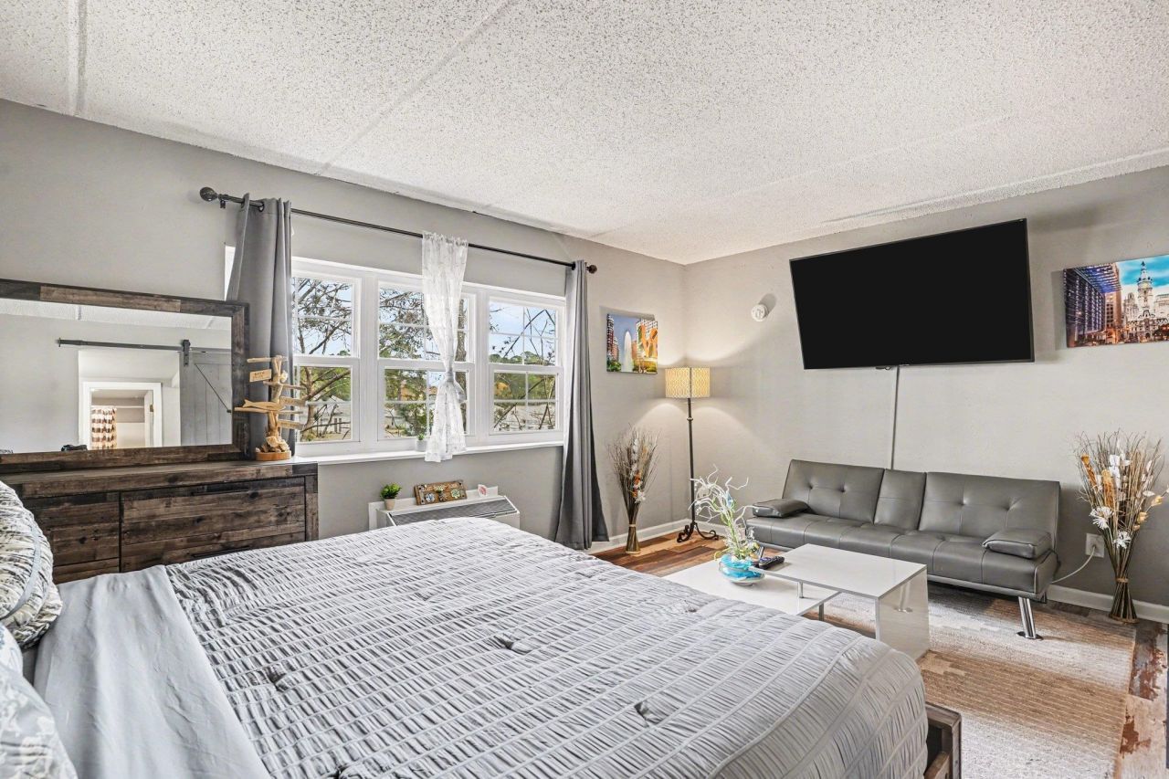 6850 Blue Heron Blvd.  Photo 11