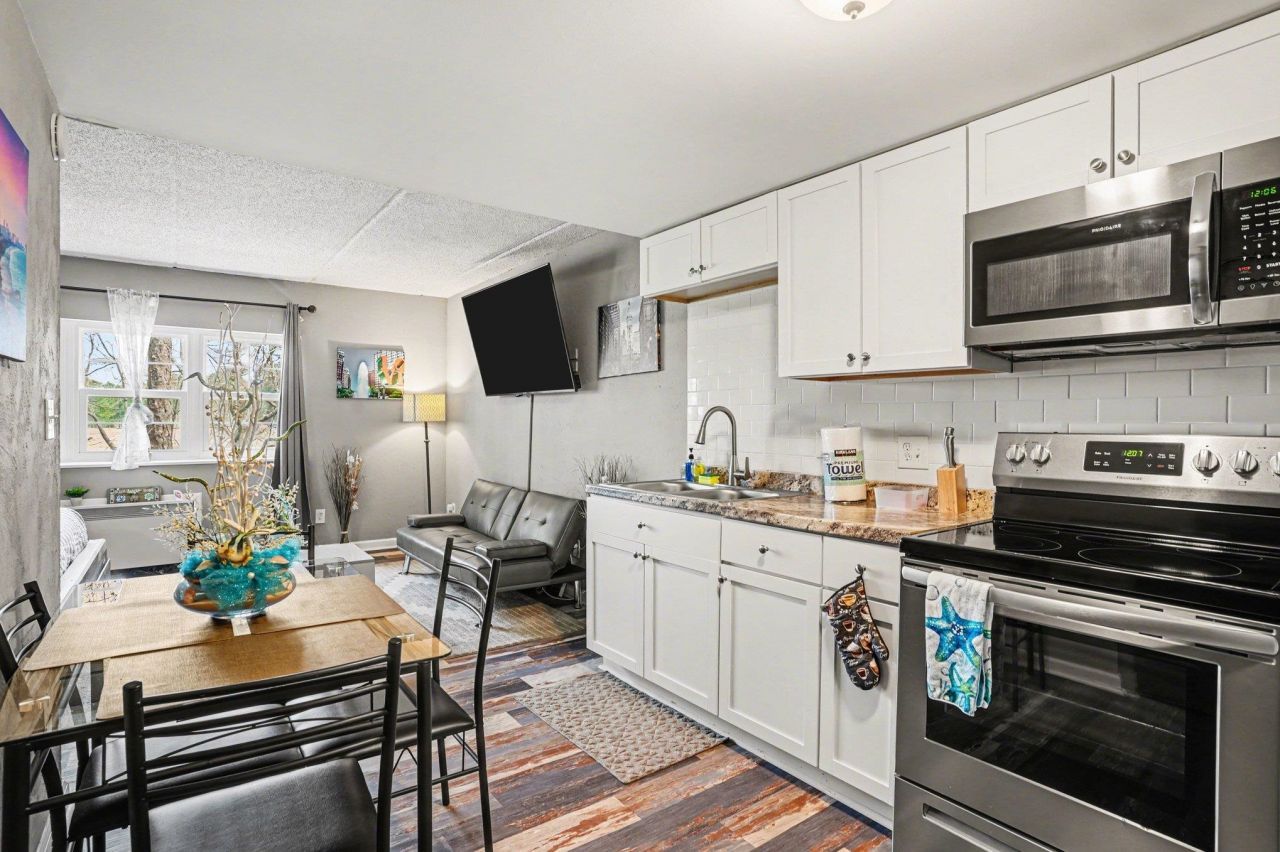 6850 Blue Heron Blvd.  Photo 5