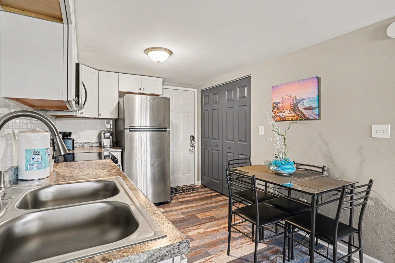 6850 Blue Heron Blvd.  Photo 6