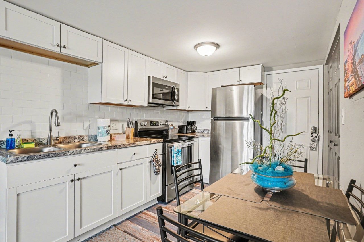 6850 Blue Heron Blvd.  Photo 7