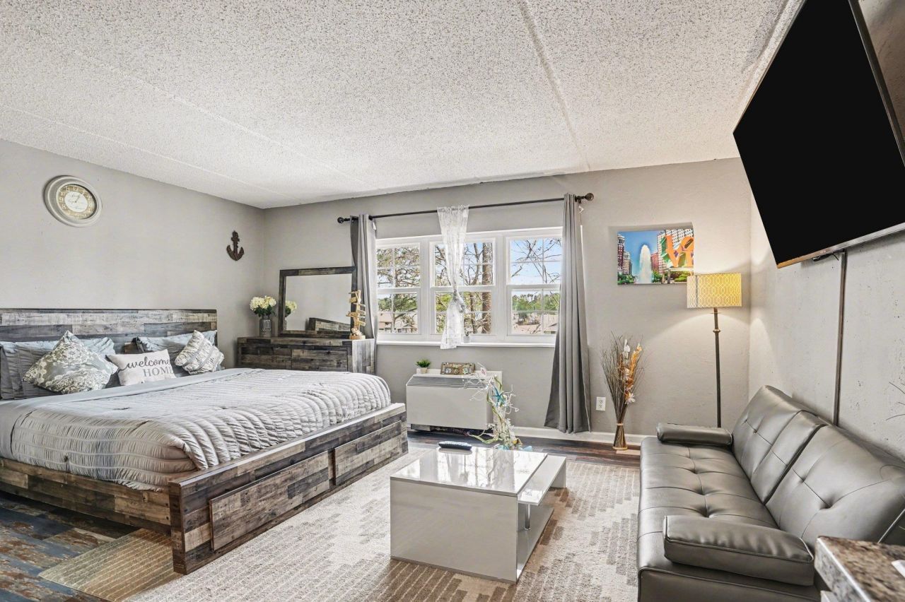 6850 Blue Heron Blvd.  Photo 8