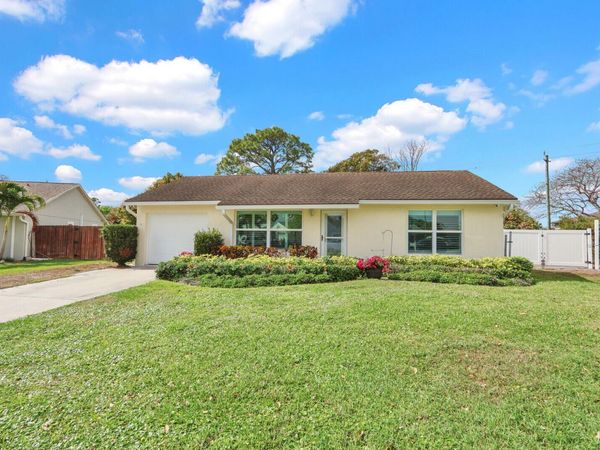 129 Village Circle, Jupiter, FL 33458