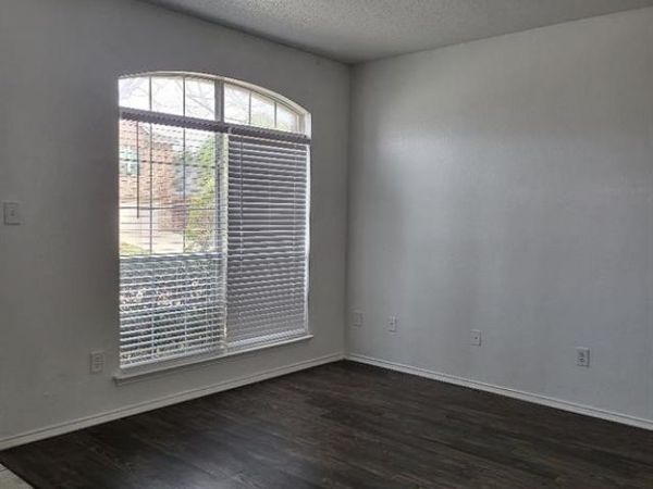 513 Pineview Lane, Fort Worth, TX 76140