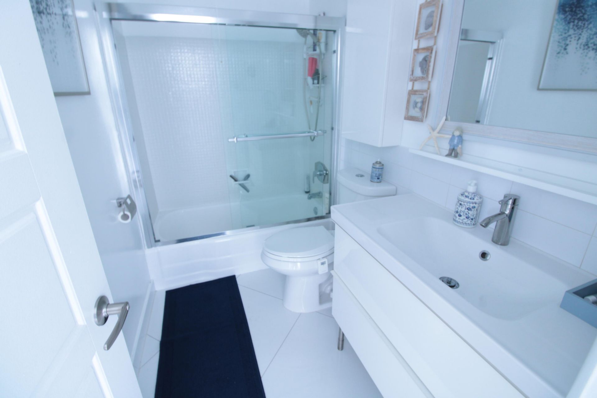 465 Paradise Isle Boulevard, Unit 305, Hallandale Beach, FL 33009 Photo