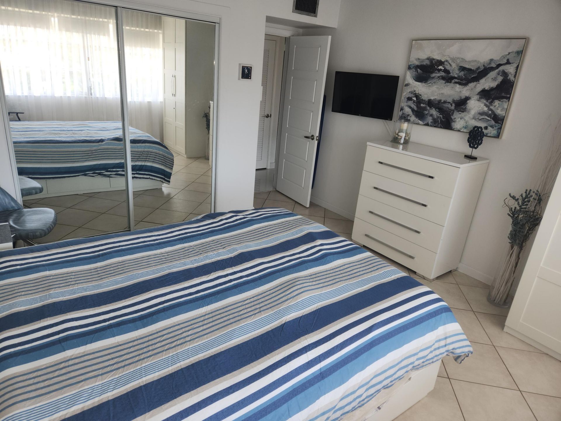 465 Paradise Isle Boulevard, Unit 305, Hallandale Beach, FL 33009 Photo