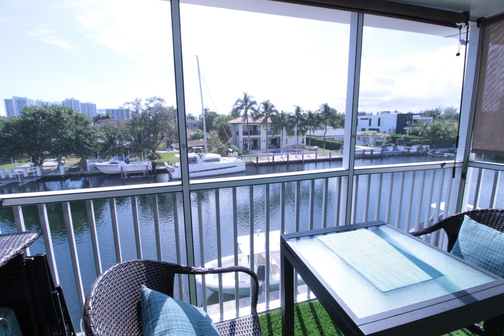 465 Paradise Isle Boulevard, Unit 305, Hallandale Beach, FL 33009 Photo