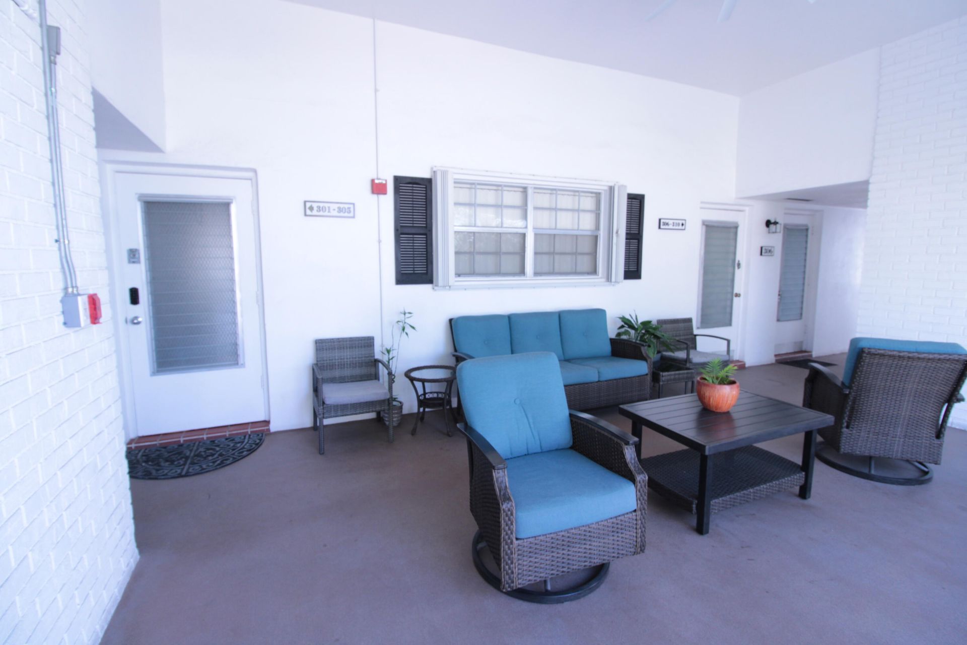 465 Paradise Isle Boulevard, Unit 305, Hallandale Beach, FL 33009 Photo