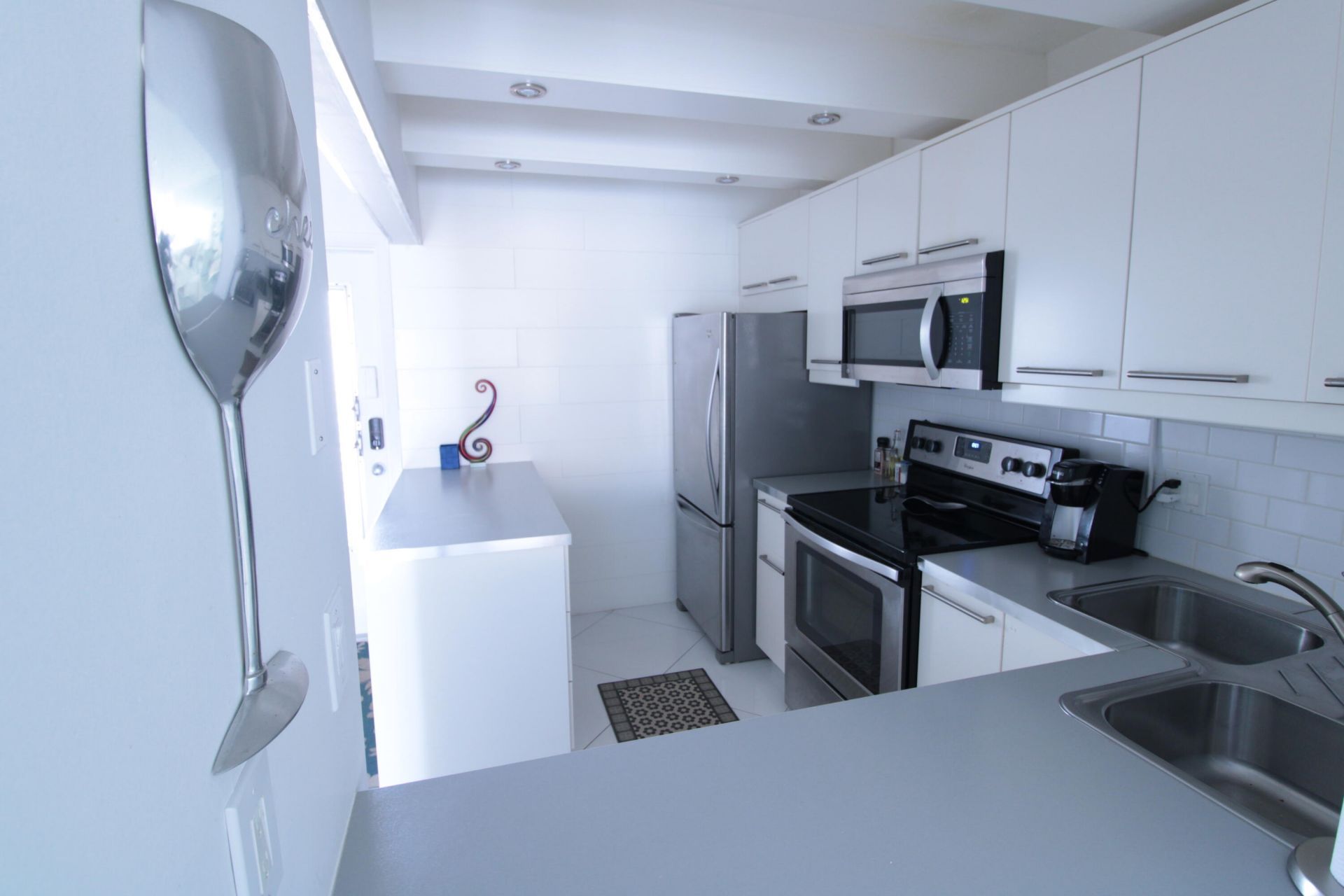 465 Paradise Isle Boulevard, Unit 305, Hallandale Beach, FL 33009 Photo