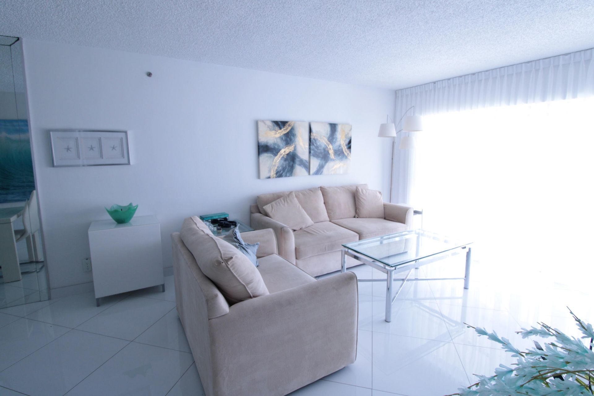 465 Paradise Isle Boulevard, Unit 305, Hallandale Beach, FL 33009 Photo