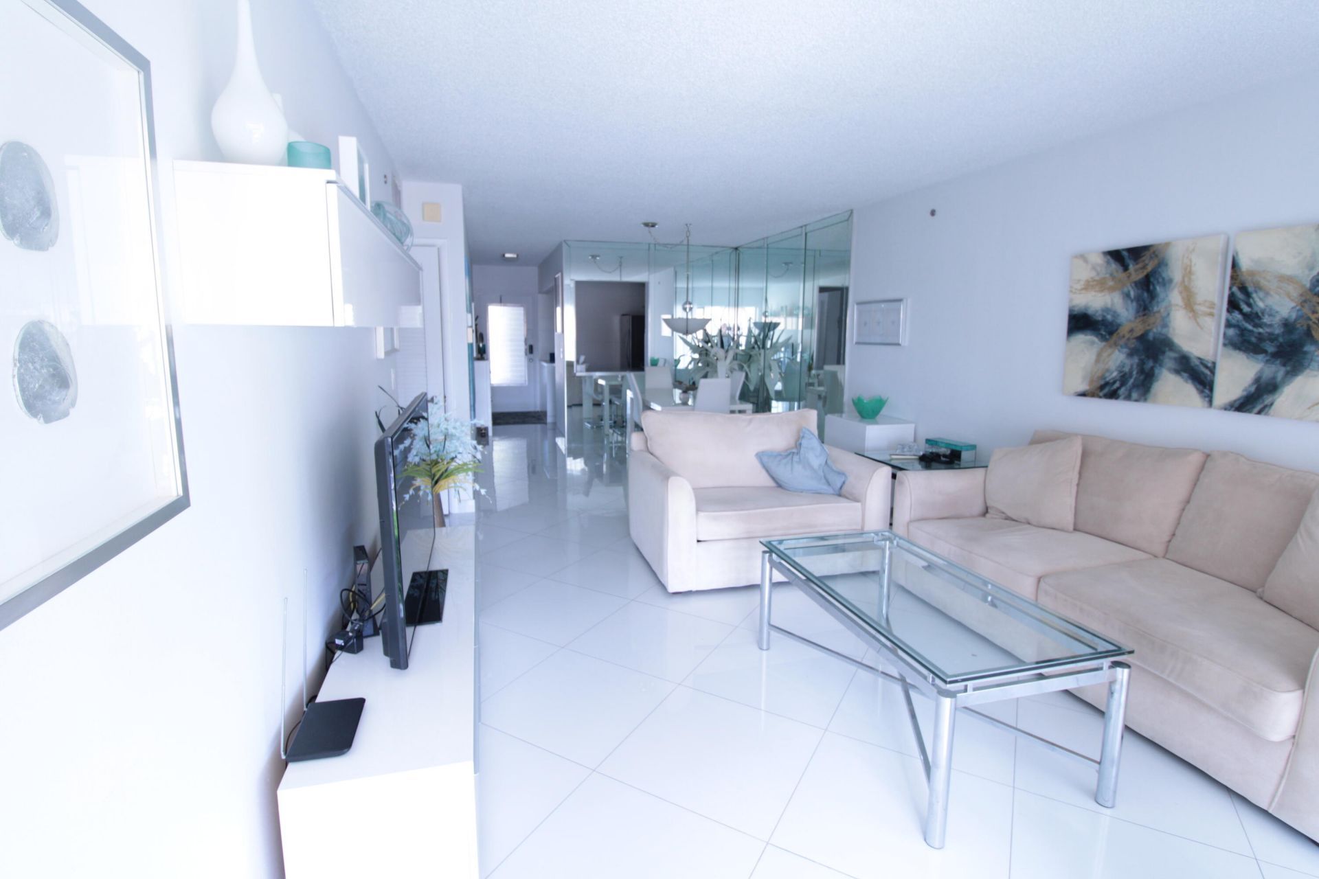 465 Paradise Isle Boulevard, Unit 305, Hallandale Beach, FL 33009 Photo