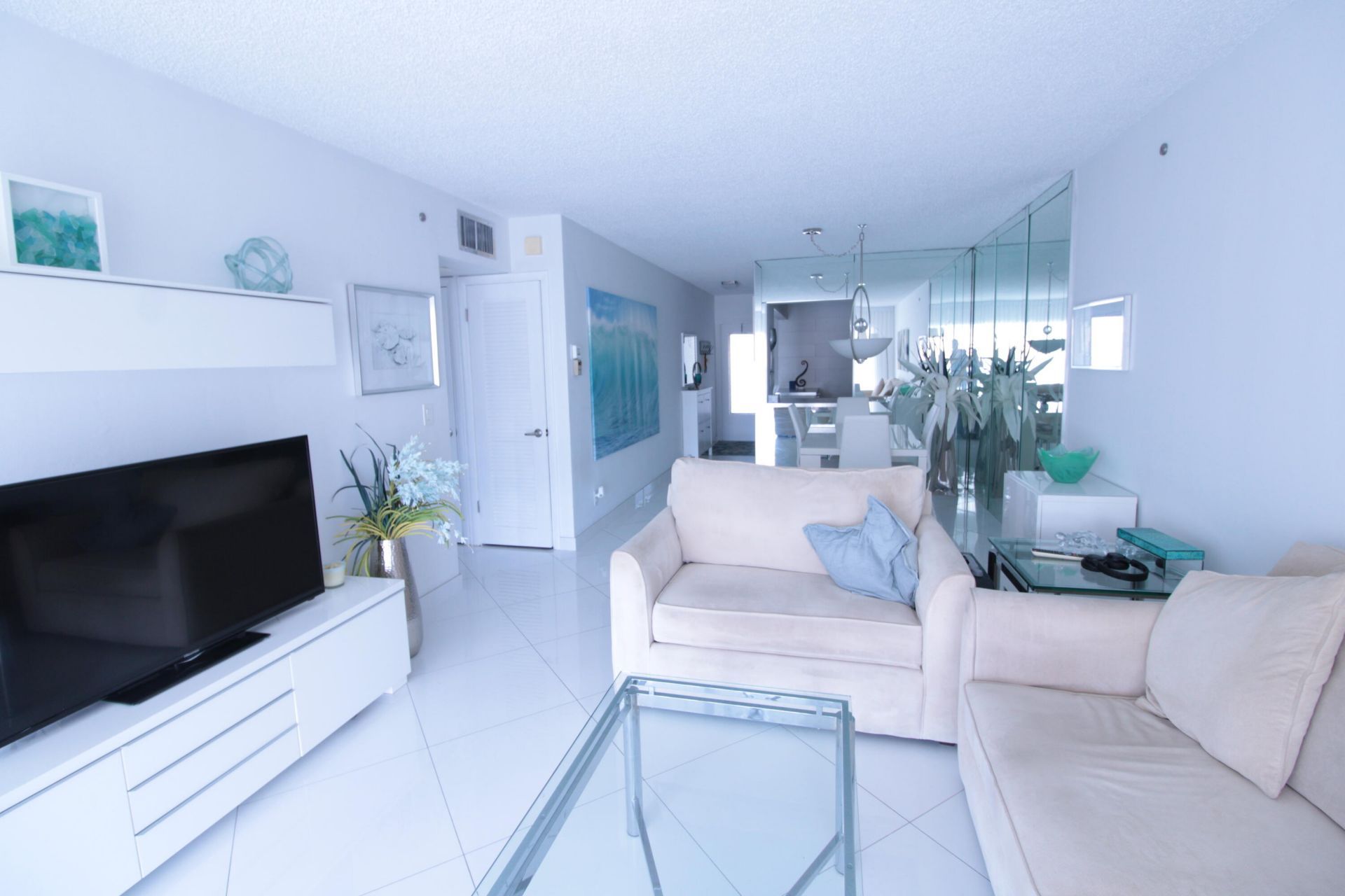 465 Paradise Isle Boulevard, Unit 305, Hallandale Beach, FL 33009 Photo