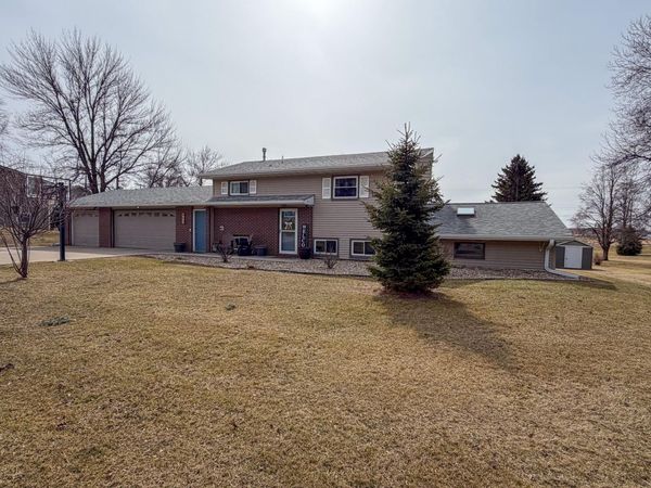 413 3rd St SE, De Smet, SD 57231