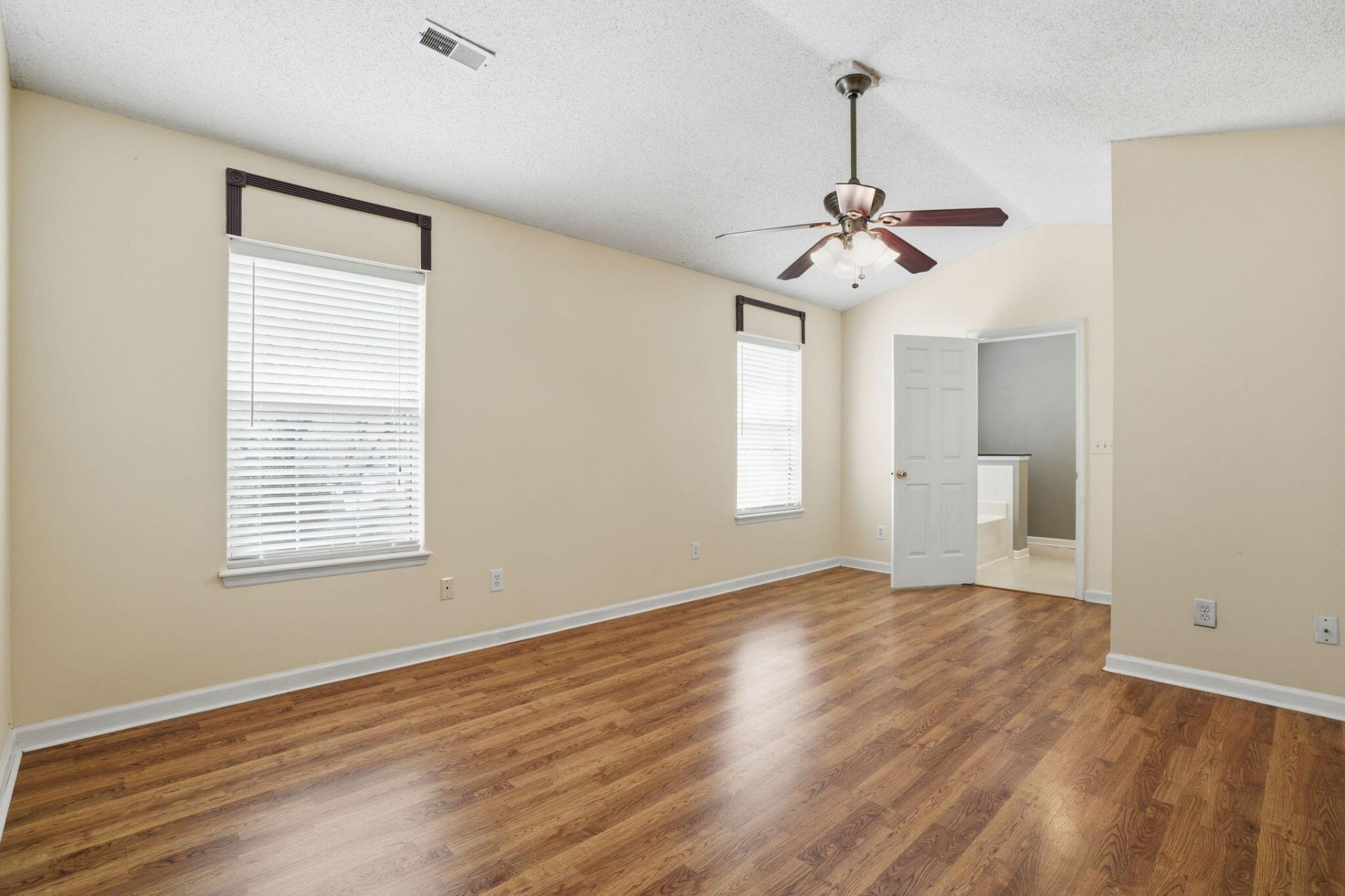 118 Elaine Street Photo 26