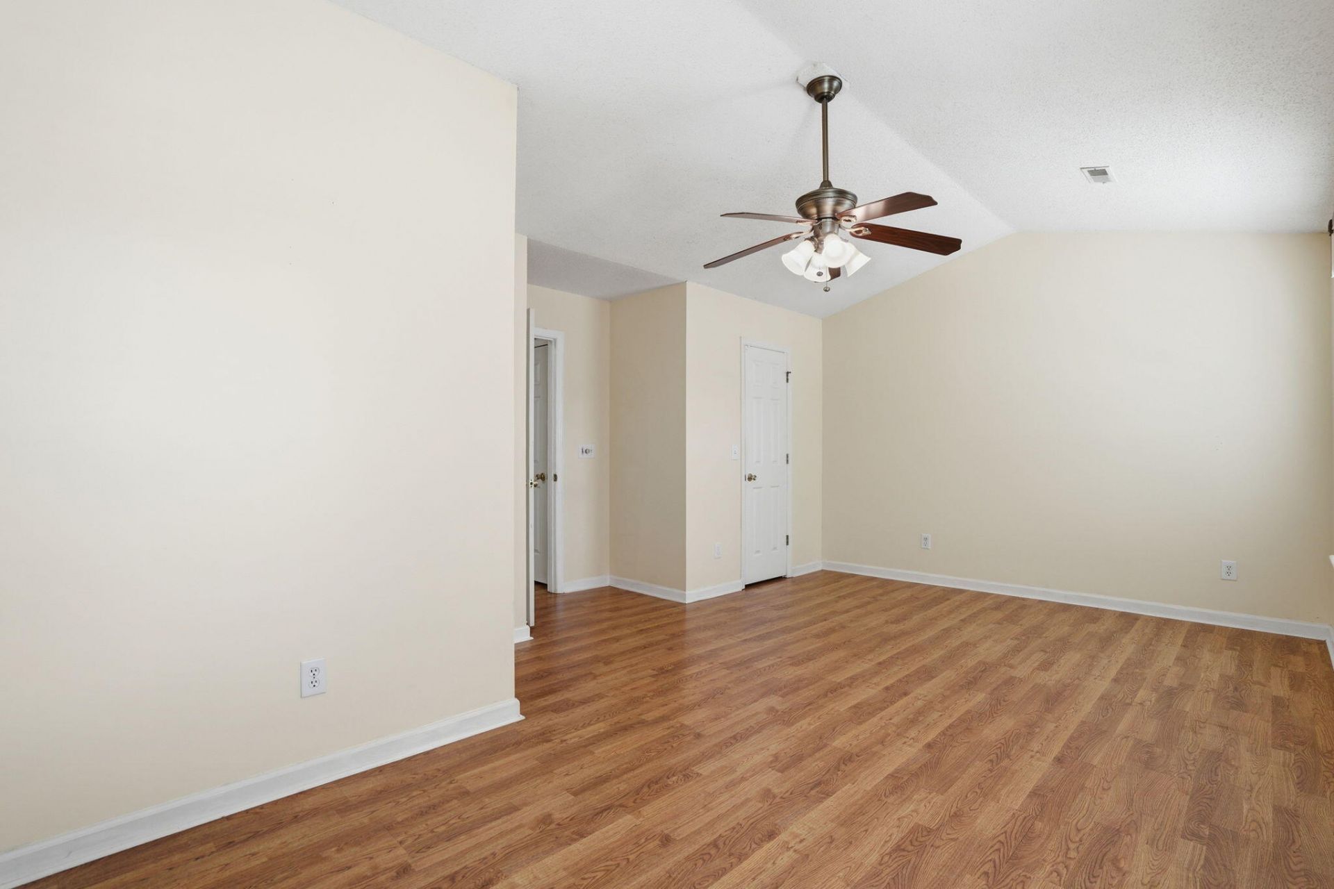 118 Elaine Street Photo 28