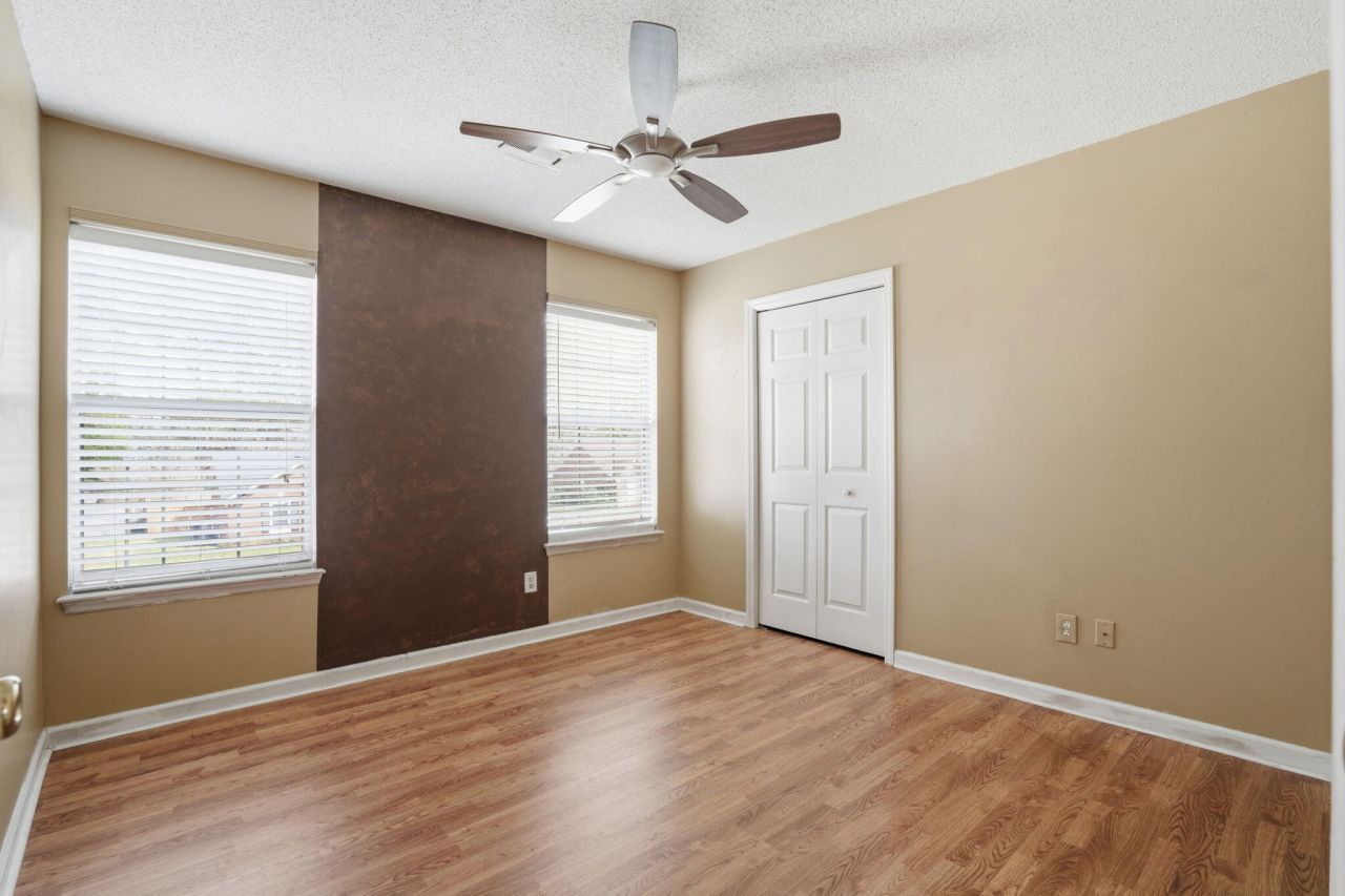 118 Elaine Street Photo 32