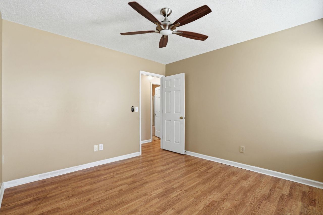 118 Elaine Street Photo 33