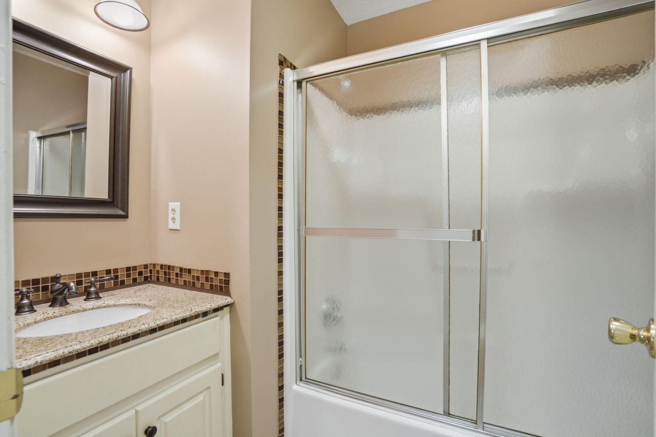 118 Elaine Street Photo 34