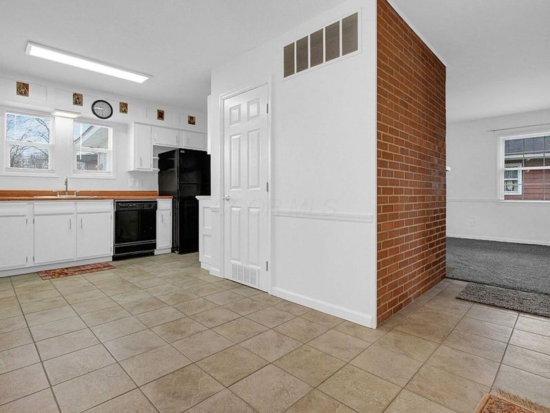 463 Darbyhurst Road , Columbus, OH 43228 Photo 6