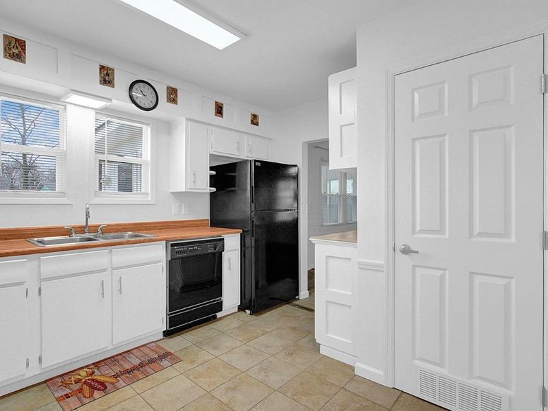 463 Darbyhurst Road , Columbus, OH 43228 Photo 8