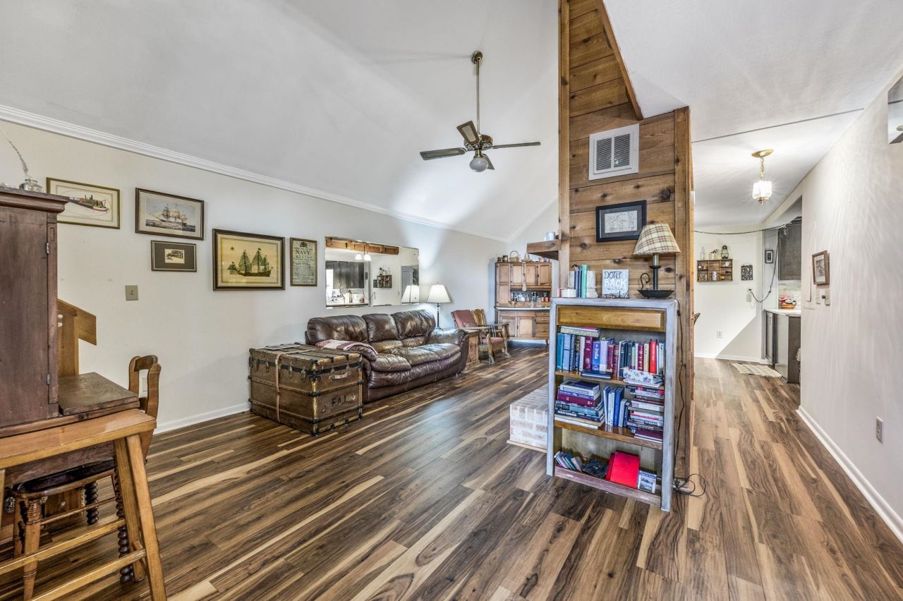 2214 Franklin Circle Photo 9