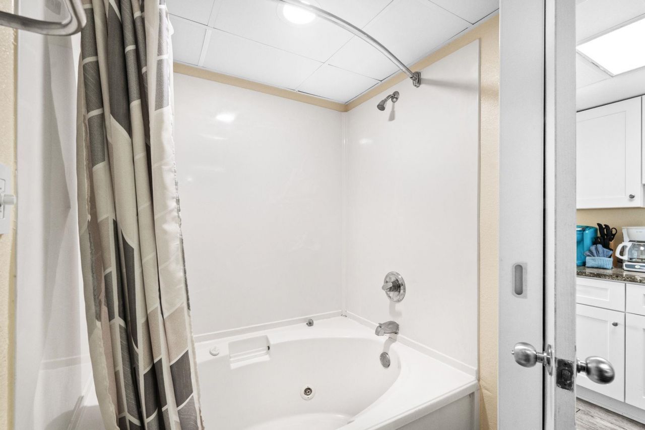 2300 N Ocean Blvd.  Photo 33